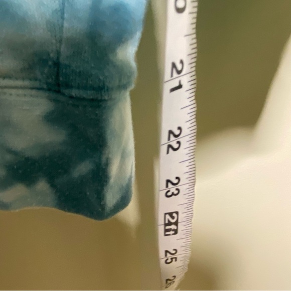 Buc-ees Beaver Tie Dye Logo Sweatshirt Size Large Teal Crewneck Pullover Travel - Picture 7 of 8